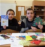 А.Страшкевич та О. Мельник( 8-Б) розлядають листівки з новорічними вітаннями від школярі з СОШ №48 м. Луганськ 